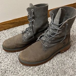 timberland women’s boot! barely worn, but worn in the snow. comfortable!